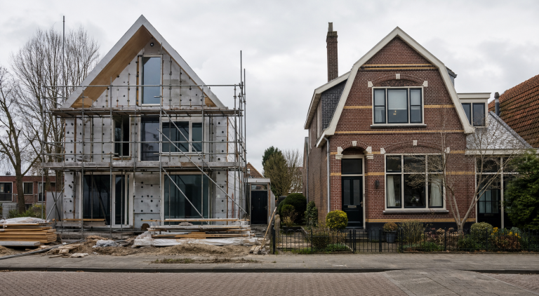 Nieuwbouwwoning naast bestaande bouw